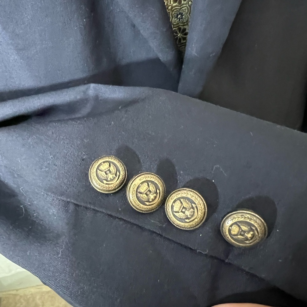 JOS. A. BANKS MENS BLAZER SIZE 46L, 100% WOOL WITH BRONZE BUTTONS. - Picture 8 of 9